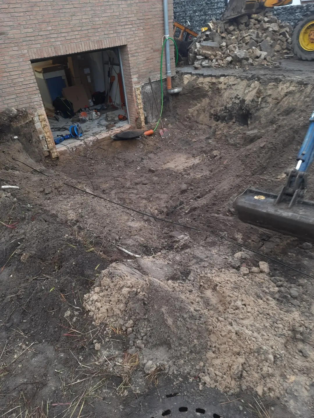 Freigelegte Fläche nach maschinellen Rückbau- und Erdarbeiten