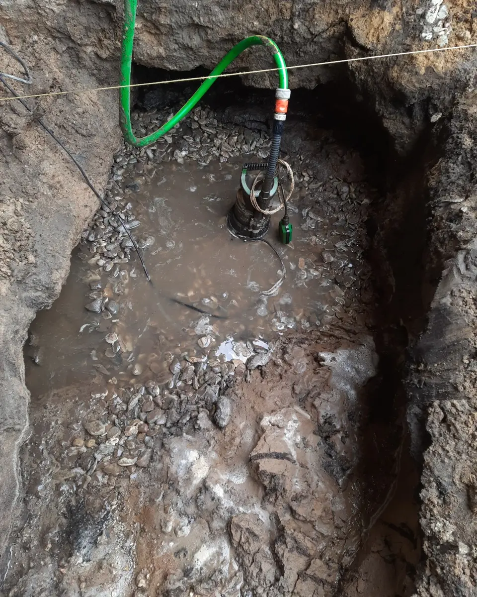 Tauchpumpe in einer Ausschachtung zur vorübergehenden Wasserhaltung