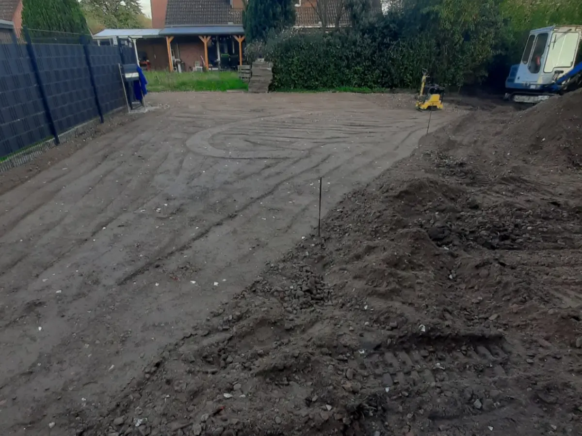 Planierte und für den weiteren Aufbau vorbereitete Grundstücksfläche