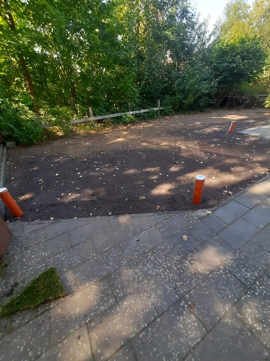 Vorbereitete und planierte Gartenfläche vor der Verlegung von Rollrasen