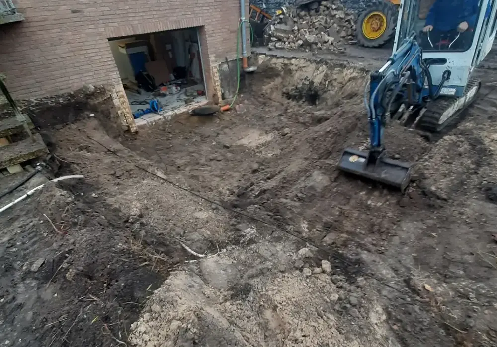 Kleinere Abbruch- und Erdarbeiten mit Baggern vor einer Garage
