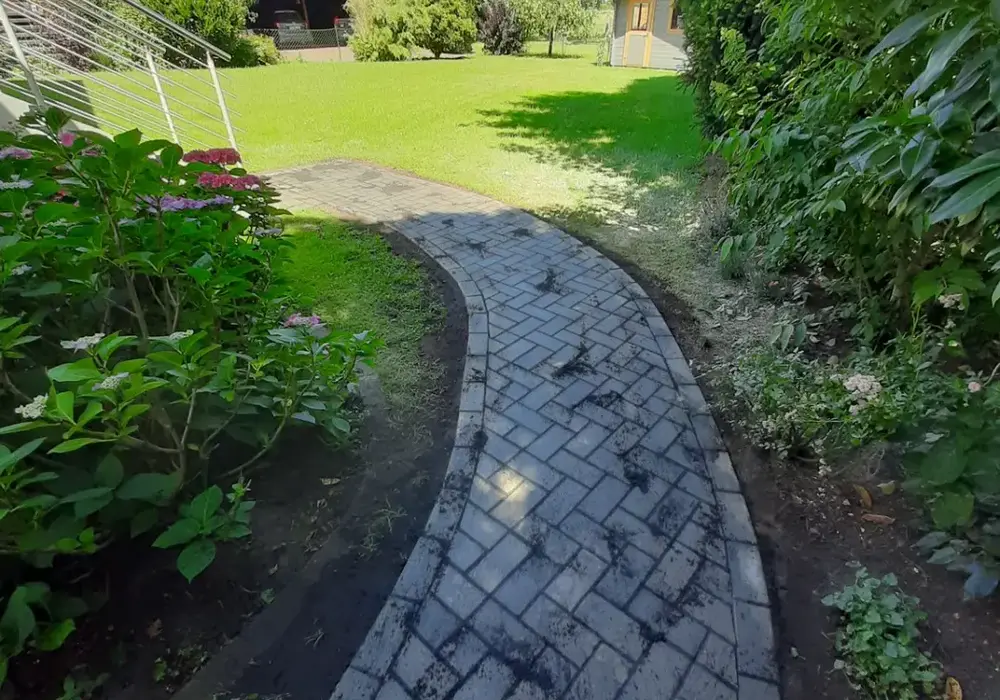 Fertig gepflasterter geschwungener Gartenweg