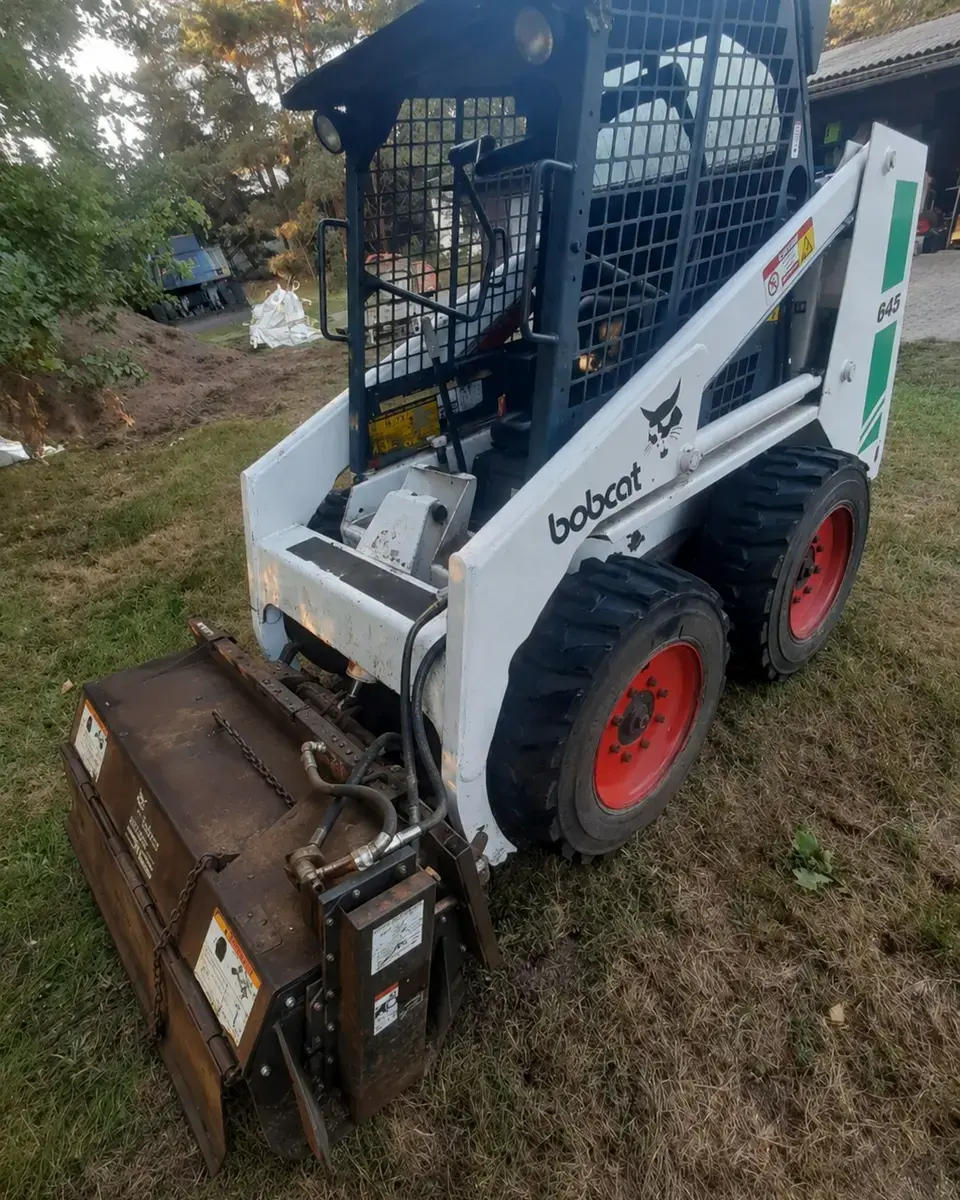 Bobcat 645 Kompaktlader mit Original-Bobcat-Anbaugerät