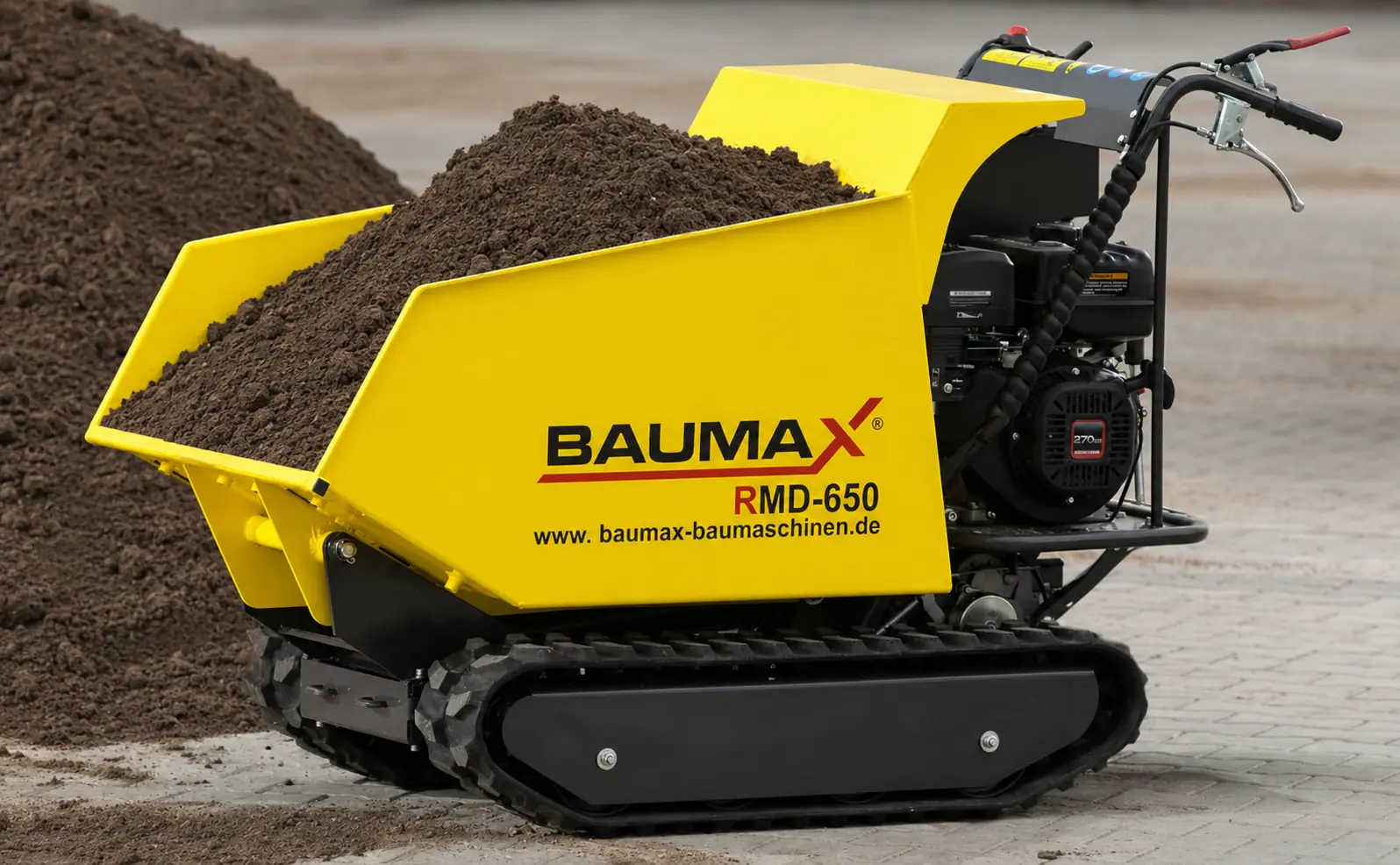 Gelber BAUMAX RMD 650 Raupendumper mit Erde in der Mulde
