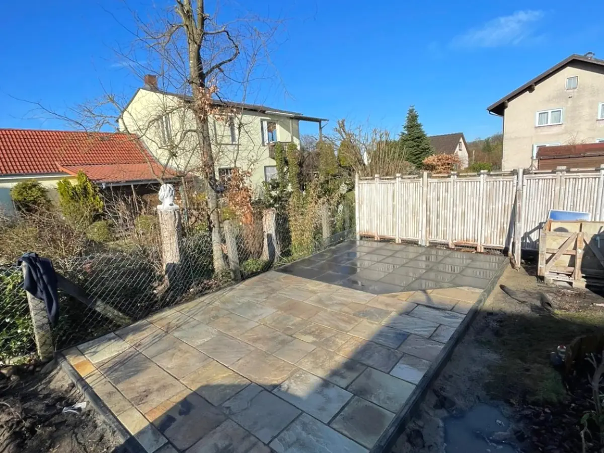 Kleinere fertiggestellte Fläche aus unterschiedlich großen Pflasterplatten